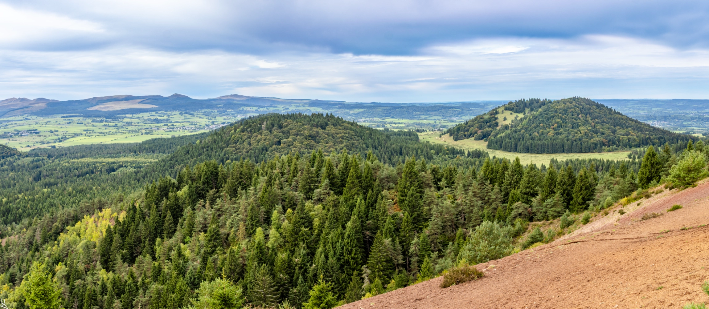 Puys de Pourcharet et Montjuger depuis Lassolas